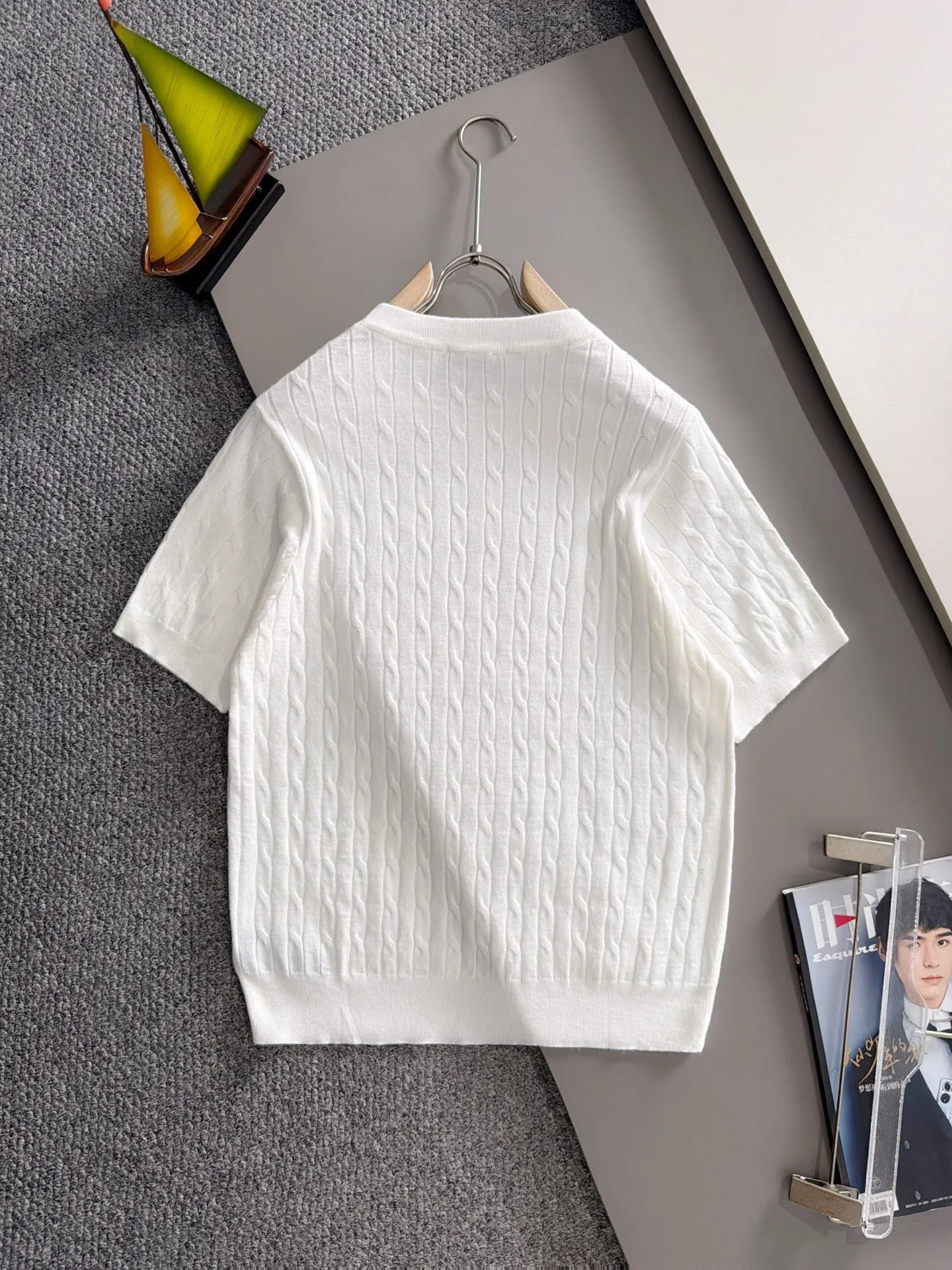 LP high quality 26ss New Arrival men's knitted short-sleeved T-shirt is made of combed cotton yarn knitted cotton fabric, no pressure when entering and exiting the counter. Exclusive control of raw materials. It feels substantial when weighed, and the upper body is more textured than ordinary T-shirts. This texture can cope with the weather easily and is suitable for both hot and cold! Designed for a loose fit. Size: M to 3XL